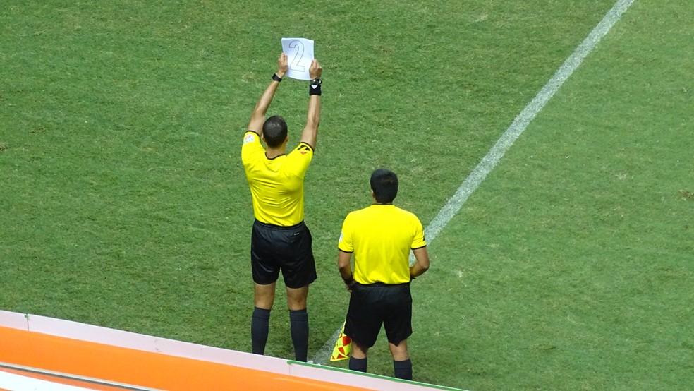 Quarto Ã¡rbitro levanta folha A4 durante jogo entre AtlÃ©tico-MG e Defensor â€” Foto: Guilherme Frossard