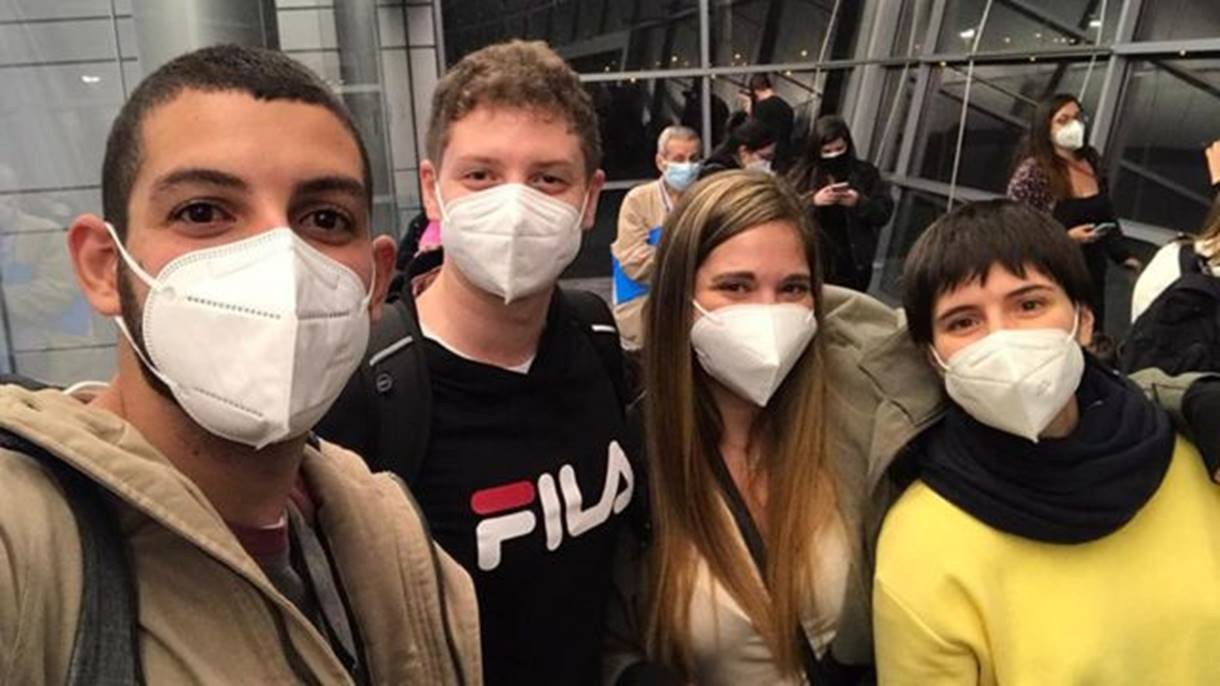 No aeroporto de Ezeiza, em Buenos Aires, Alexis encontrou vários outros jovens que também estavam deixando o país (Foto: ALEXIS LEWIN)