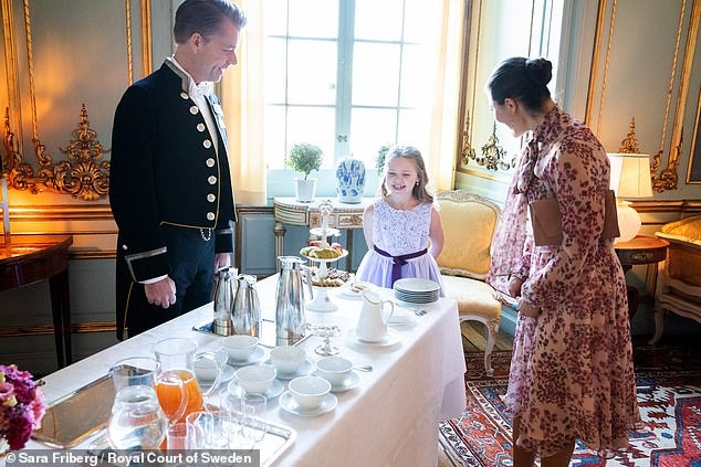 Bate-papo e chá com a princesa Victoria (Foto: Reprodução/Daily Mail)