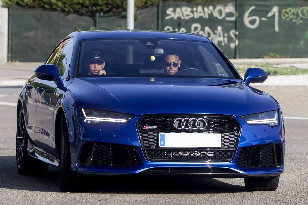 Neymar poderia comprar mais 1470 carrões com o dinheiro de sua multa rescisória (Foto: Efe)