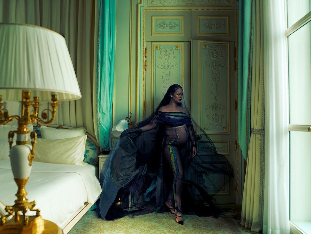 Rihanna para a revista 'Vogue' com fotos de Annie Leibovitz — Foto: Reprodução/Instagram/Rihanna