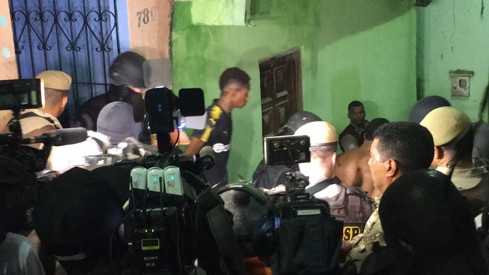Suspeitos deixaram o imóvel após negociação da polícia — Foto: Alan Oliveira/ G1