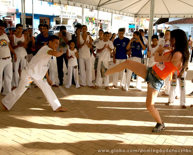 Elenita Machado se arrisca na capoeira (Foto: Domingão do Faustão / TV Globo)