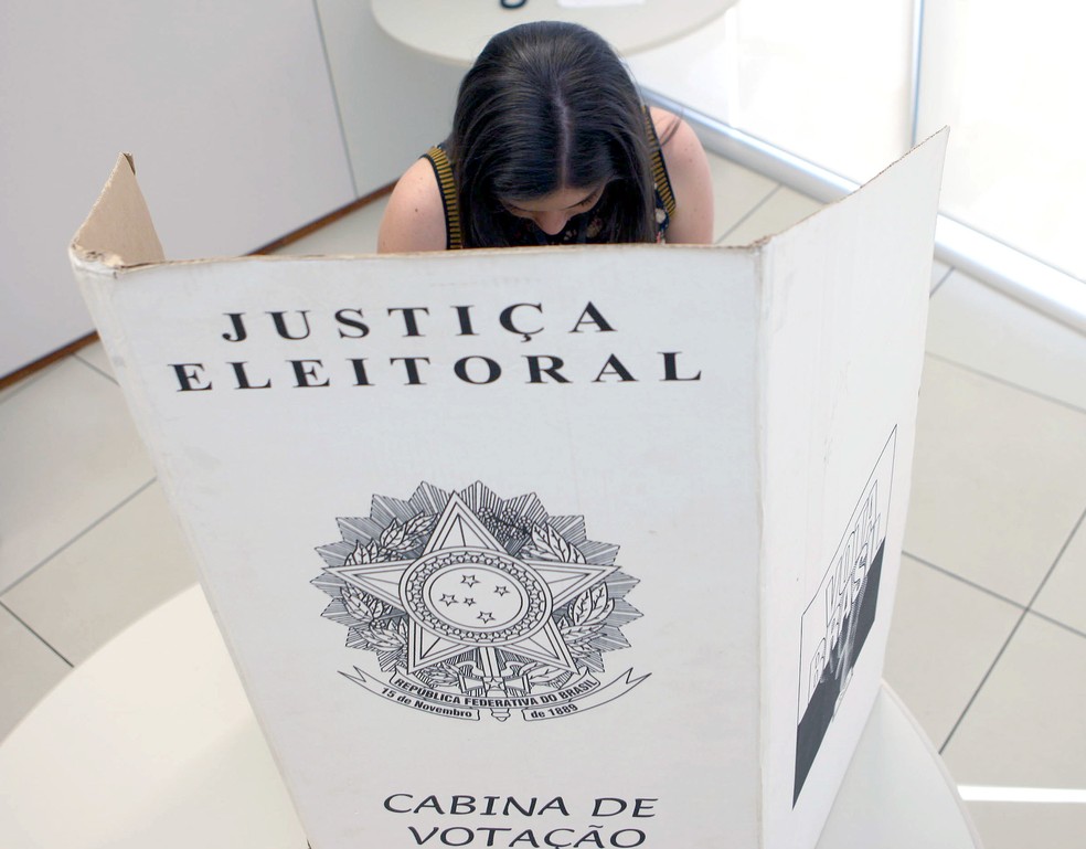 Mulher vota na urna eleitoral em cabina de votação — Foto: Roberto Jayme/Ascom/TSE