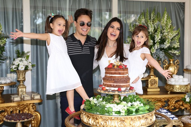 Leandro celebra aniversário com mulher e filhas (Foto: Deividi Correa / AgNews)