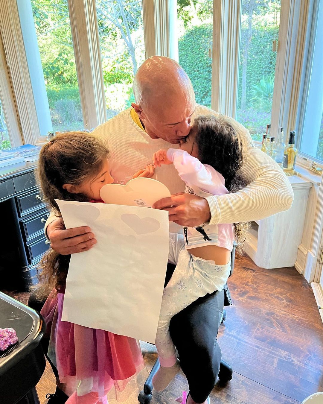 The Rock encanta com post sobre as filhas e fala de relação com o pai (Foto: Reprodução / Instagram)