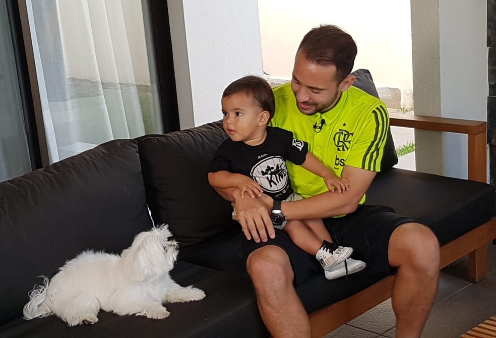 Ã‰verton Ribeiro, Baby Guto e o cachorro Brad na casa do jogador â€” Foto: Marcelo Baltar