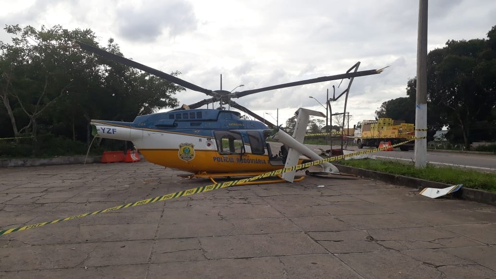 Helicóptero da PRF cai ao tentar pouso na BR-101, em Eunápolis — Foto: Taísa Moura/TV Santa Cruz