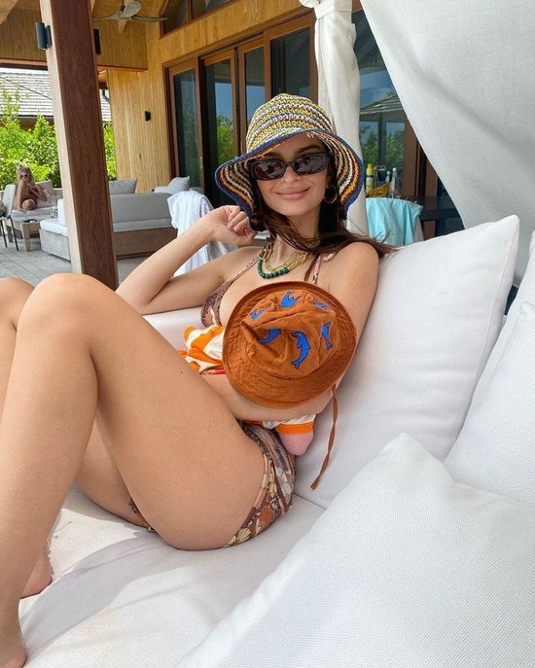 A modelo Emily Ratajkowski amamentando o filho durante sua hospedagem em um resort no Caribe (Foto: Instagram)