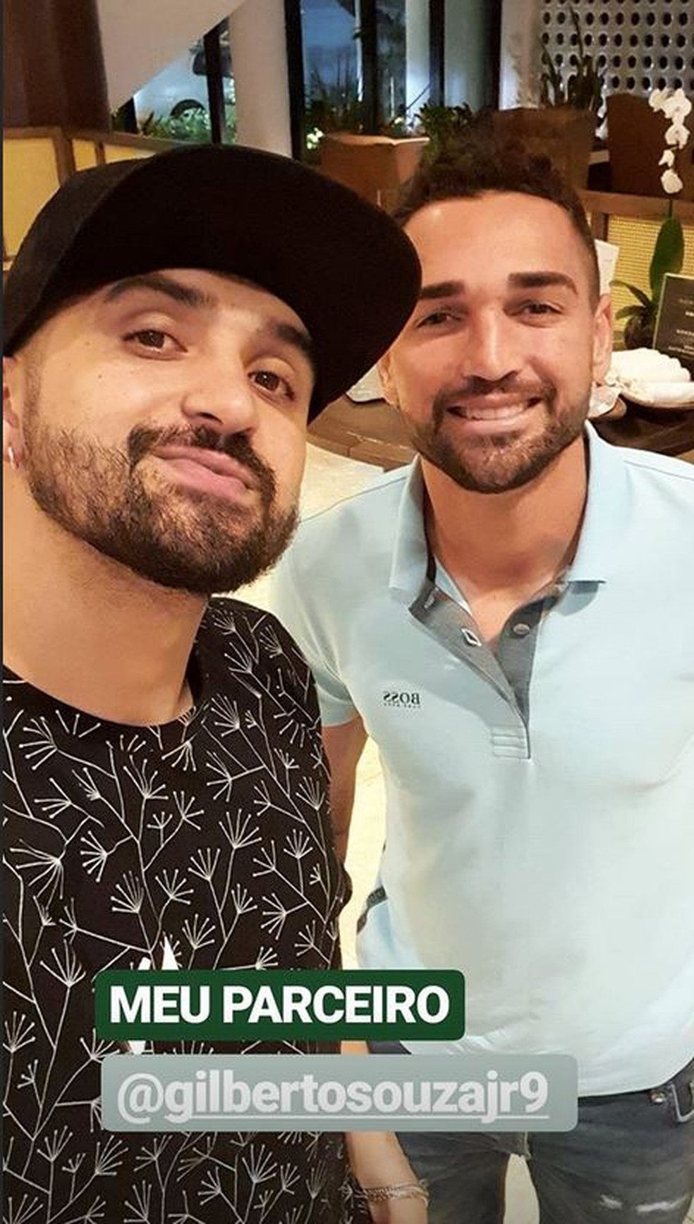 O humorista Thiago Ventura recebeu Gilberto em seu show, em Salvador â€” Foto: ReproduÃ§Ã£o