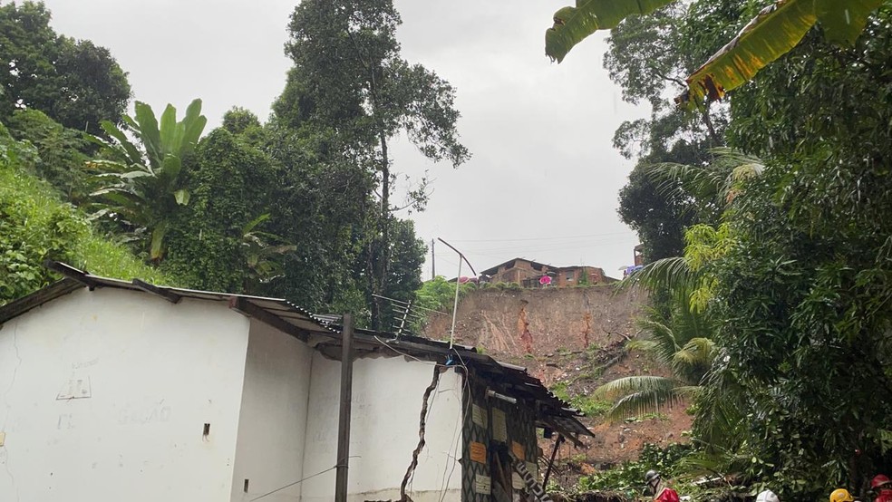 Casa está com rachadura na área onde ocorreu o deslizamento da barreira que atingiu residência de família, em Jaboatão, no Grande Recife — Foto: Matheus Sampaio/TV Globo 