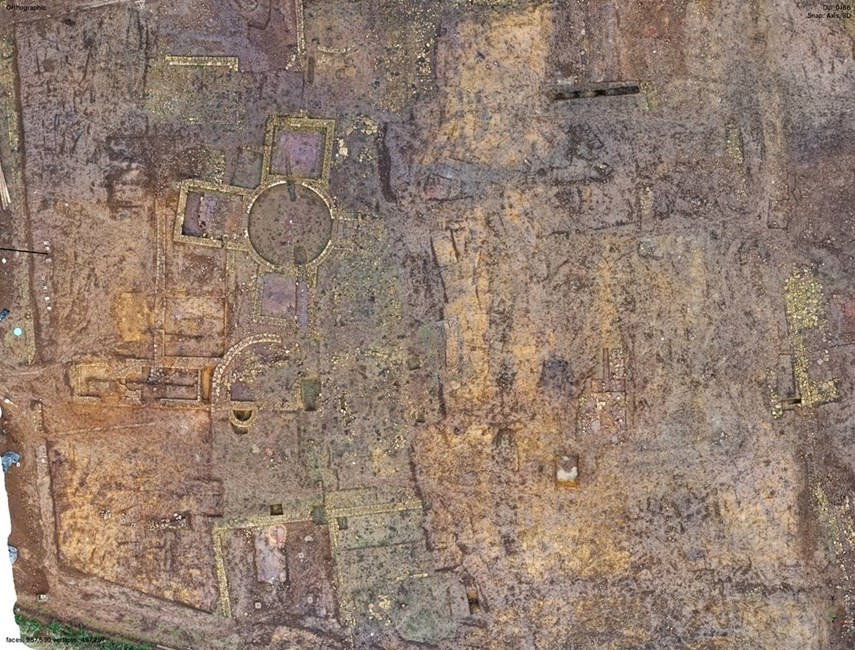 Imagens de drones da escavação de Eastfield em Scarborough revelam raros restos romanos (Foto: Historic England )