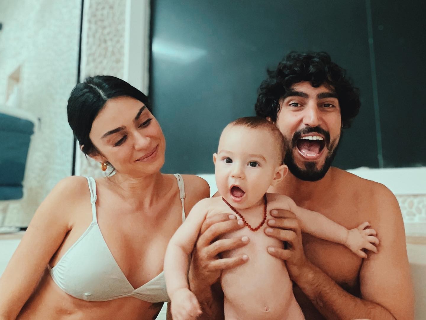 Thaila Ayala encanta com clique em família na banheira (Foto: Reprodução / Instagram)