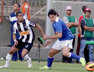Ricardo Goulart e Junior Cesar jogo Cruzeiro e Atlético-MG (Foto: Paulo Fonseca / Ag. Estado)