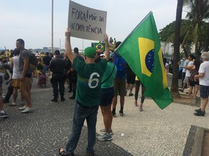 Manifestante exibe cartaz em Copacabana (Foto: Daniel Silveira/G1)