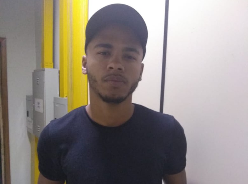 Rennan se apresentou à Seap e foi levado para a delegacia da Ilha do Governador, na Zona Norte do Rio. — Foto: Divulgação