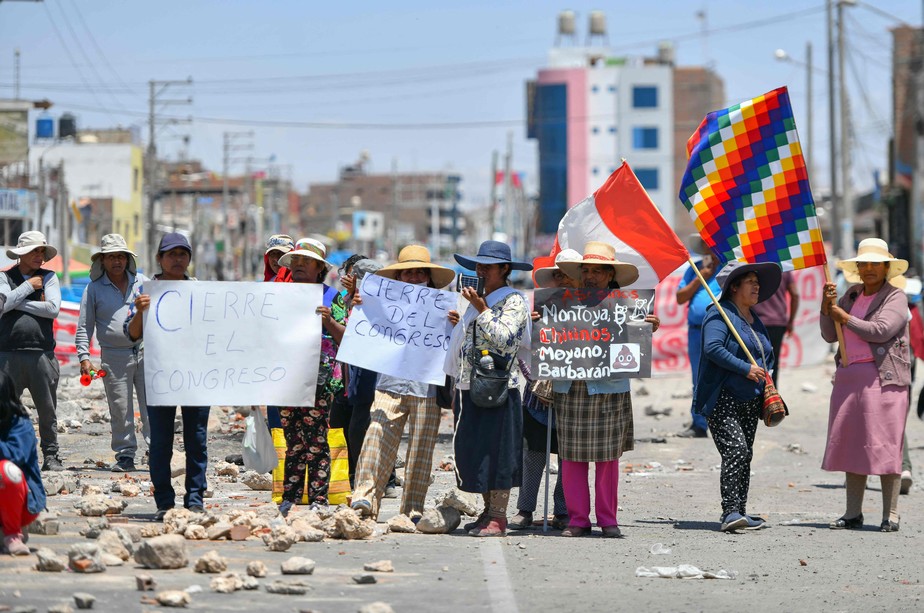 Manifestantes bloqueiam a rodovia Panamericana exigindo a renúncia da presidente do peru, Dina Boluarte, na região de Arequipa