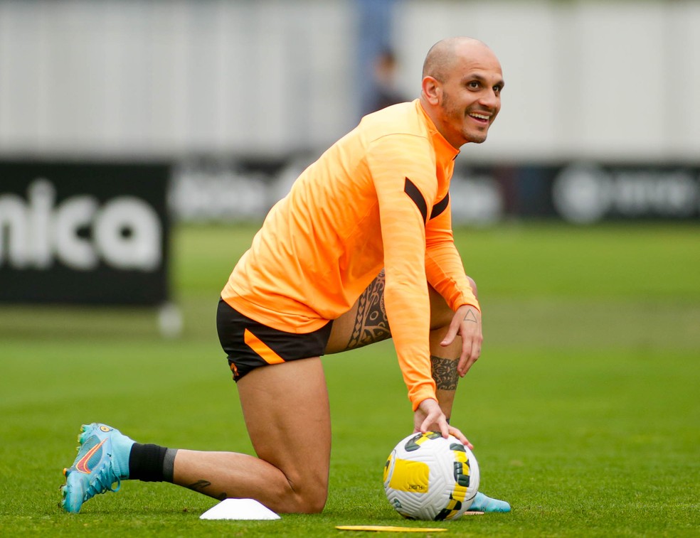 Fábio Santos vai em busca de final inédita pelo Corinthians com renovação acertada