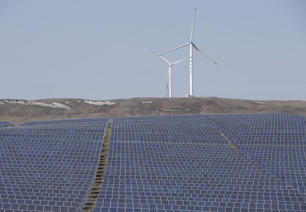Imagem de usina solar e parque eólico na província de Hebei, na China  (Foto: REUTERS/Jason Lee)