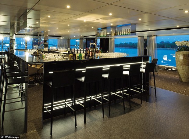 O bar The Horizon oferece uma vista panorâmica da navegação com janelas que vão do chão ao teto (Foto: Divulgação / Emerald Waterways)