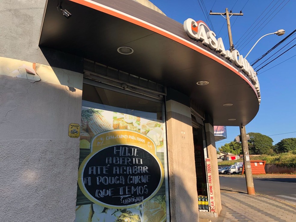 Açougue avisa clientes que ficará aberto até acabar a carne (Foto: Giuliano Tamura/TV TEM)
