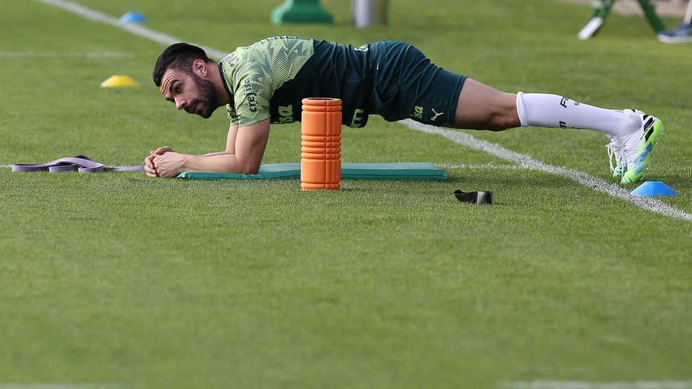Bruno Henrique durante atividade física na Academia — Foto: Cesar Greco/ Ag. Palmeiras