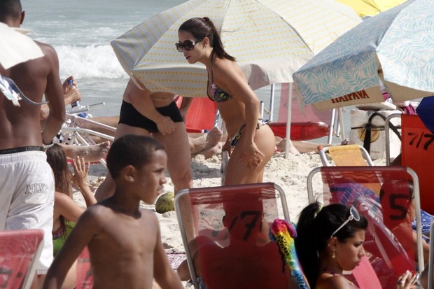 Pérola Faria namora muito na praia da Barra da Tijuca, RJ (Foto: Marcos Ferreira / FotoRioNews)