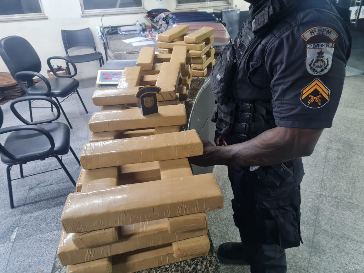 Passageiros desembarcam de ônibus com malas carregadas de droga mas são rendidos em carro na BR-101