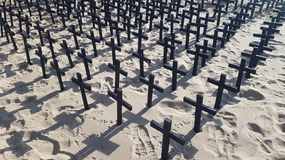 Cruzes fincadas na praia de Boa Viagem, em 2021, para relembrar vítimas de assassinato — Foto: Sinpol/Divulgação