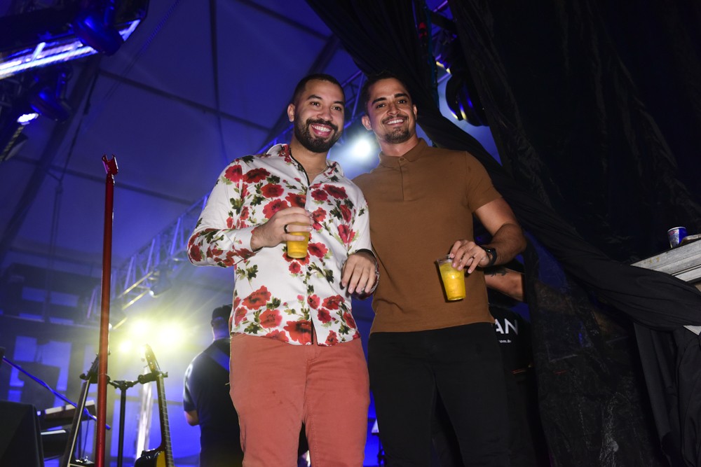 Gil do Vigor curtiu show de Luan Santana com moreno (Foto: Leo Franco/AgNews)