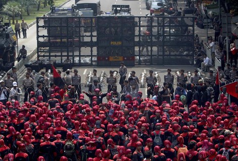 No 1º de maio, manifestantes ficam bloqueados em barreira policial ao tentar alcançar Palácio Presidencial em Jacarta,  capital da Indonésia