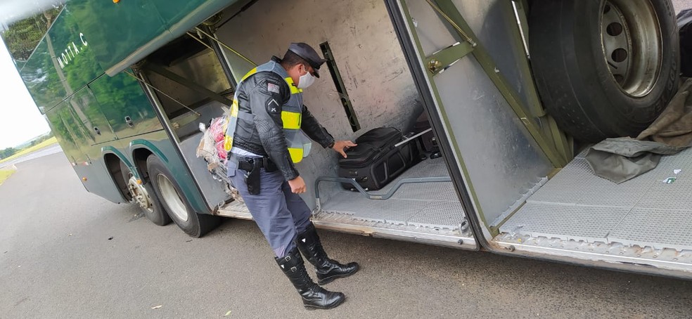 Ônibus foi abordado por policiais na Rodovia Castello Branco, em Avaré (SP) — Foto: Polícia Militar Rodoviária/Divulgação