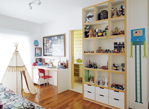 No quarto de Pedro, tenda de índio da O Sorriso do Gato e estante para brinquedos. Na parede da escrivaninha, quadro com croquis de desenhos da Pixar – presente de Adriana para o ﬁlho (Foto: Victor Affaro)