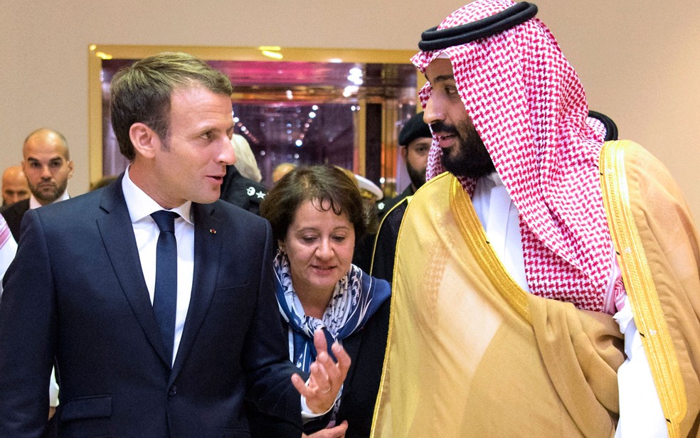 Viajante diligente: presidente francês (esq,) visita príncipe herdeiro saudita. Mohammad bin Salman al-Saud, em Riad (Foto: Bandar Al-Jaloud/Saudi Royal Palace/AFP)
