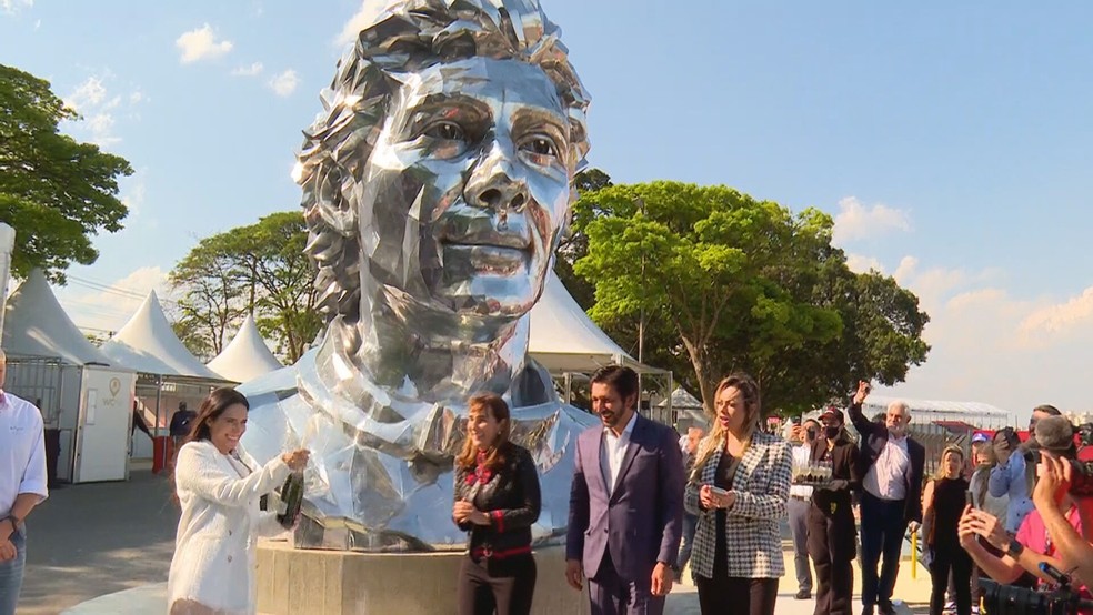 Lallali Senna, Viviane Senna e o prefeito de SP, Ricardo Nunes, durante inauguração da estátua do piloto Ayrton Senna, no Autódromo de Interlagos. — Foto: Reprodução/TV Globo