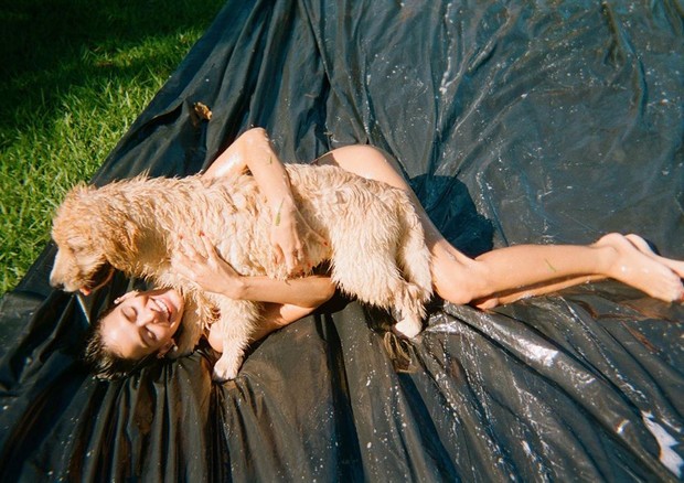 Bruna MArquezine aproveita dia de sol com seu cachorro (Foto: Reprodução/Instagram)