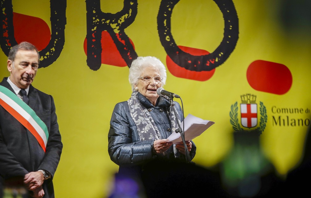 Liliana Segre, de 89 anos, falou para a multidão na terça-feira (10) em Milão, na Itália. — Foto: Luca Bruno/AP