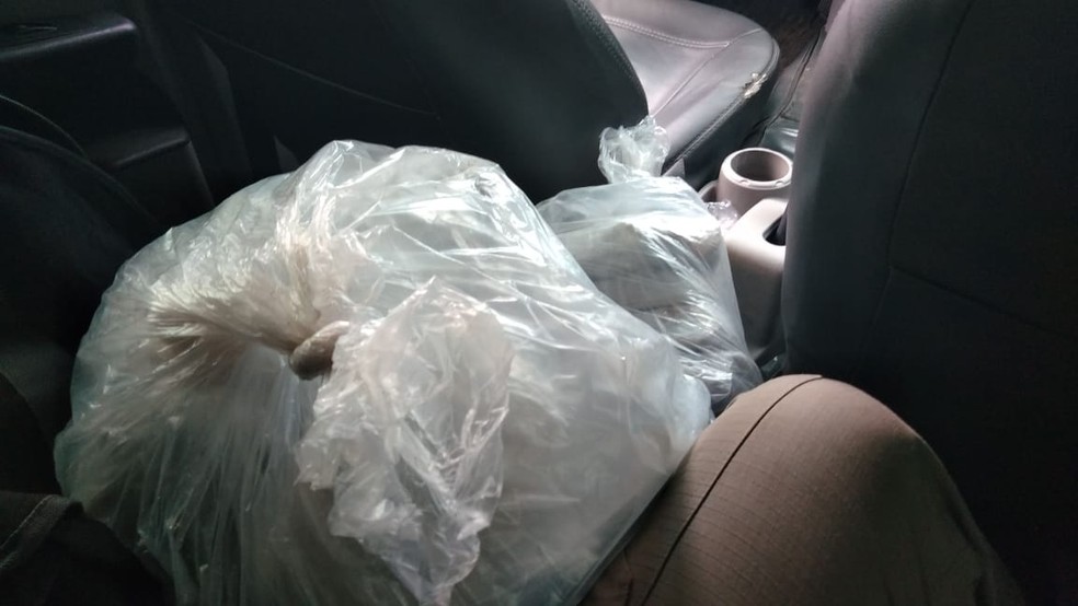 Droga foi encontrada em sacos dentro do carro — Foto: Divulgação/Polícia Militar do Acre