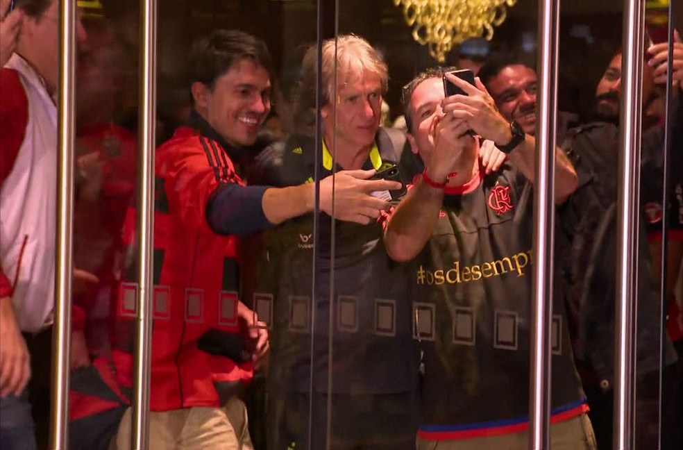 Técnico Jorge Jesus é assediado por torcedores no hotel em Lima, na madrugada deste sábado (24). — Foto: Reprodução/TV Globo