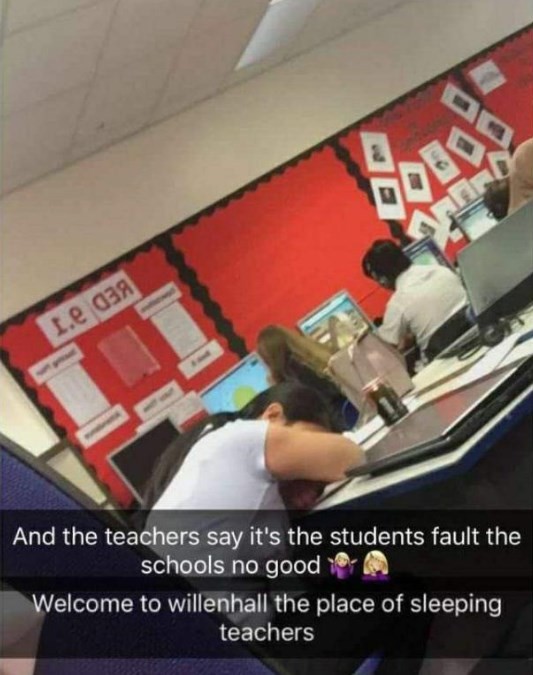 Professora dorme durante prova