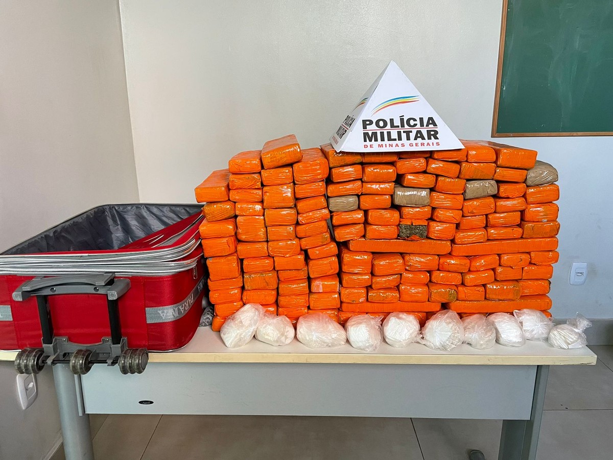 PM apreende 119 quilos de maconha e 950 papelotes de cocaína em porta-malas de carro após perseguição no Norte de MG