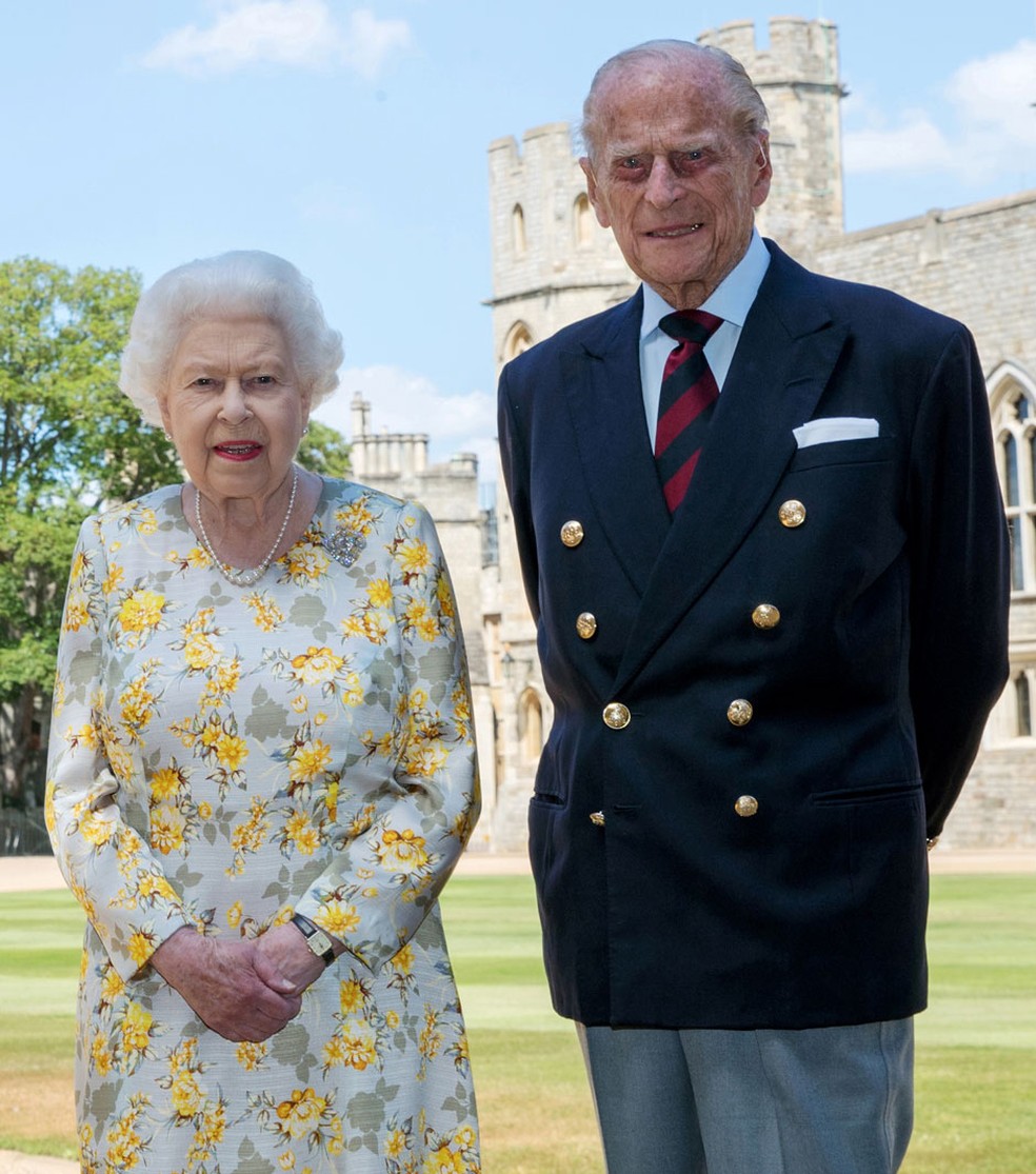 A rainha Elizabeth II e o príncipe Philip, duque de Edimburgo, posam no Castelo de Windsor em 6 de junho, em foto oficial de comemoração do aniversário de 99 anos do príncipe — Foto: Steve Parsons/PA Wire/Pool via Reuters 