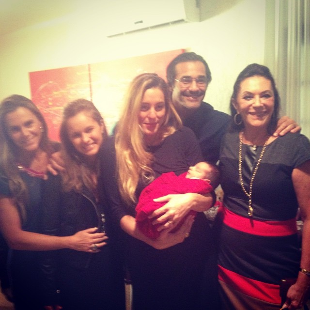 Beth Szafir com os familiares e o novo neto, Mikael (Foto: Instagram / Reprodução)