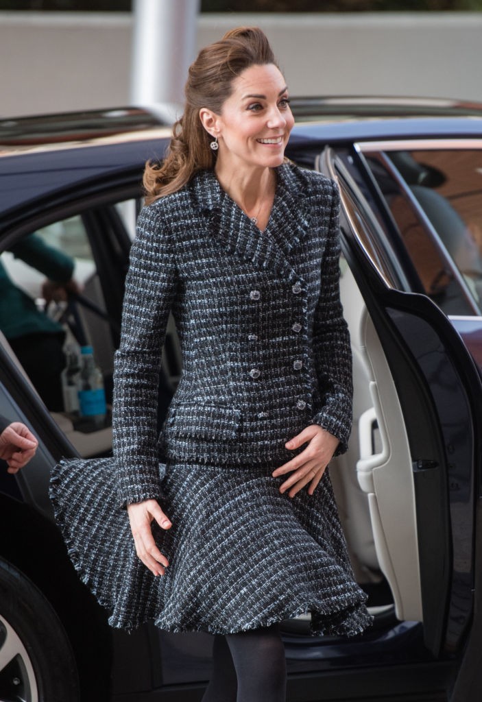 Kate Middleton se desdobra para segurar o vestido (Foto: Samir Hussein/WireImage)