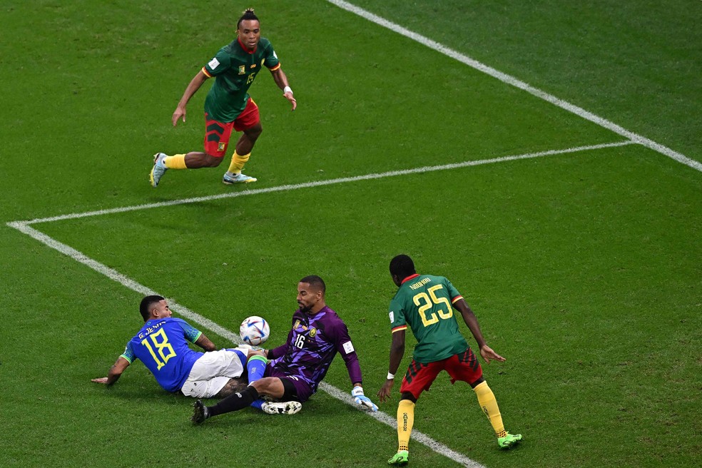 O momento em que Gabriel Jesus se choca com goleiro — Foto: AFP