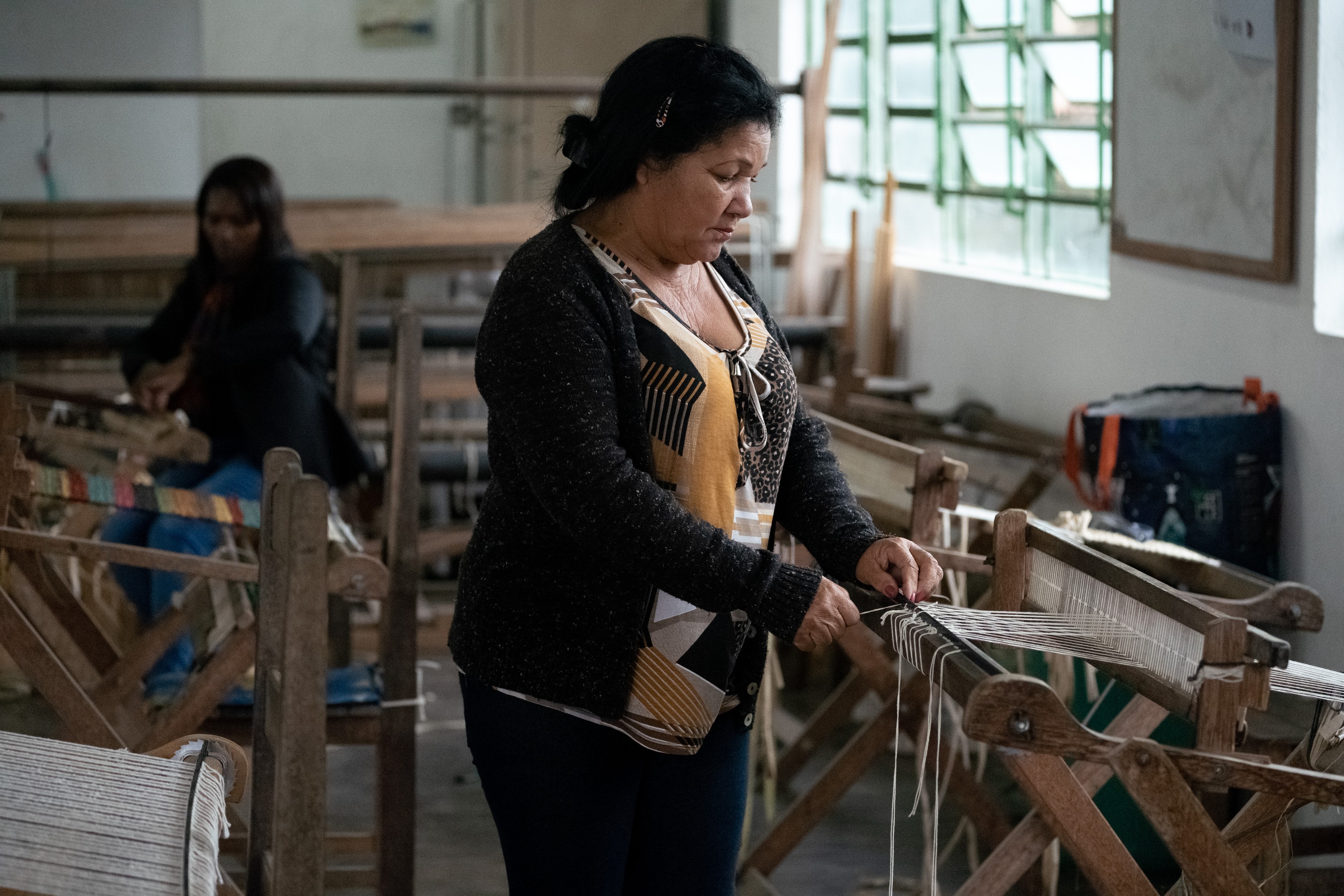 Gente do campo: mulheres transformam fibra da bananeira em bolsa e até lustre no Vale do Ribeira