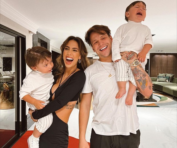 Gabi Brandt e Saulo Poncio com os filhos (Foto: Reprodução Instagram)
