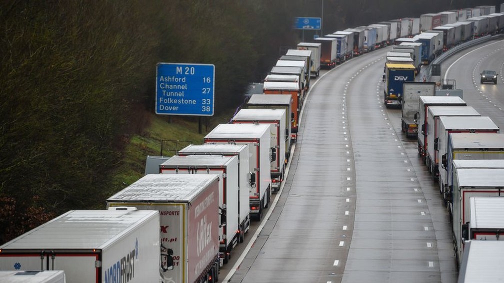 França anunciou fechamento de sua fronteira com Reino Unido por 48 horas, impedindo saída de caminhões do porto de Dover — Foto: Getty Images/via BBC