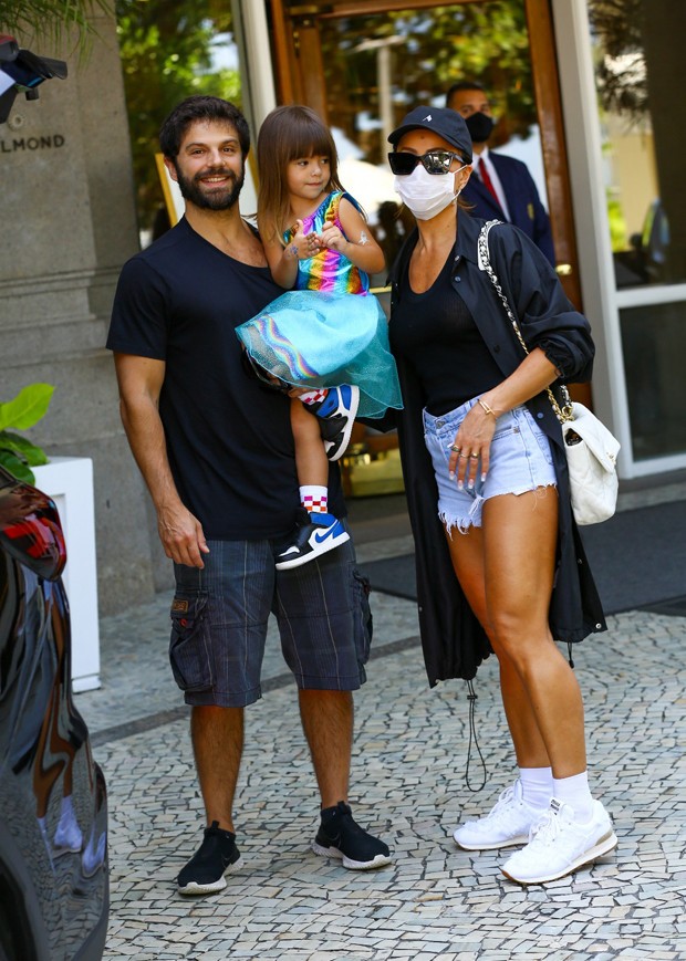 Sabrina Sato e Duda Nagle saem de hotel luxuoso no Rio com Zoe nos braços (Foto: Victor Chapetta - Agnews)