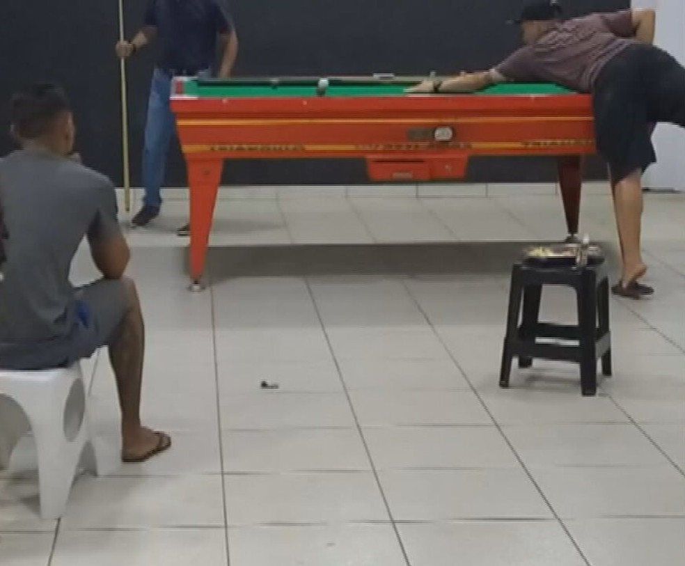 Jogo de sinuca momentos antes de morte de jovem de 19 anos no DF — Foto: Reprodução